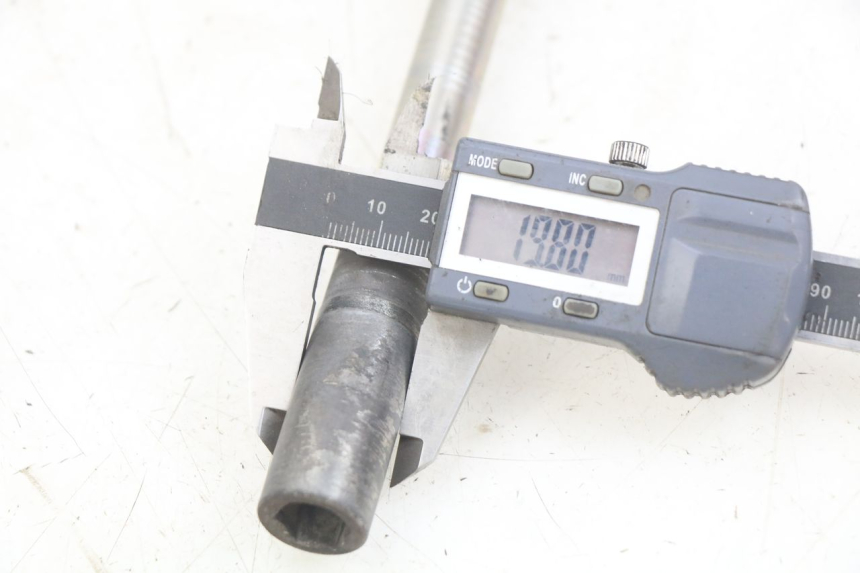 photo de OŚ KOŁA PRZEDNIEGO YAMAHA X-MAX XMAX 125 (2010 - 2013) - Inny kąt widzenia