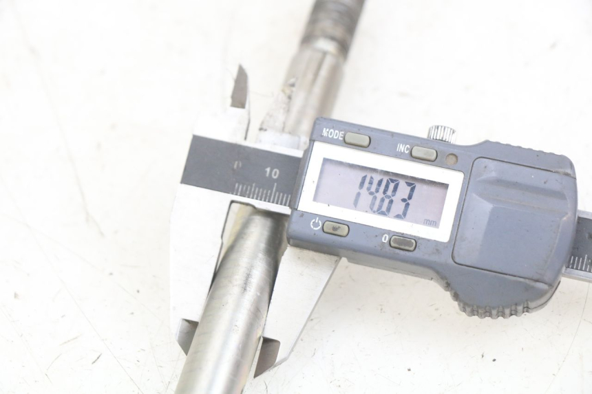 photo de OŚ KOŁA PRZEDNIEGO YAMAHA X-MAX XMAX 125 (2010 - 2013) - Zbliżenie techniczne