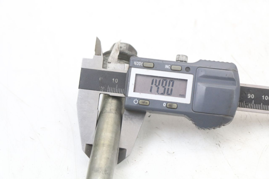 photo de OŚ KOŁA PRZEDNIEGO YAMAHA X-MAX XMAX 250 (2006 - 2009) - Inny kąt widzenia