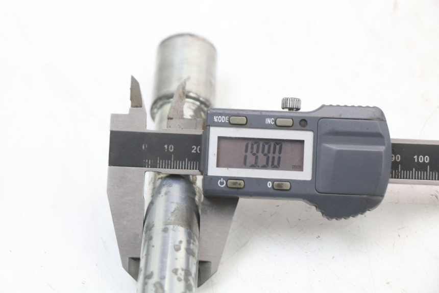 photo de OŚ KOŁA PRZEDNIEGO PIAGGIO X10 125 (2012 - 2017) - Inny kąt widzenia