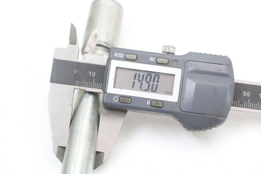 photo de OŚ KOŁA PRZEDNIEGO PIAGGIO X8 125 (2004 - 2007) - Inny kąt widzenia