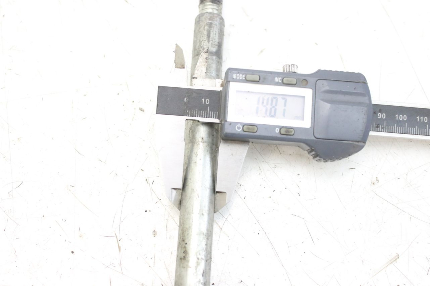 photo de OŚKA KOŁA PRZEDNIEGO PIAGGIO X9 EVOLUTION 250 (2003 - 2007) - Zbliżenie techniczne