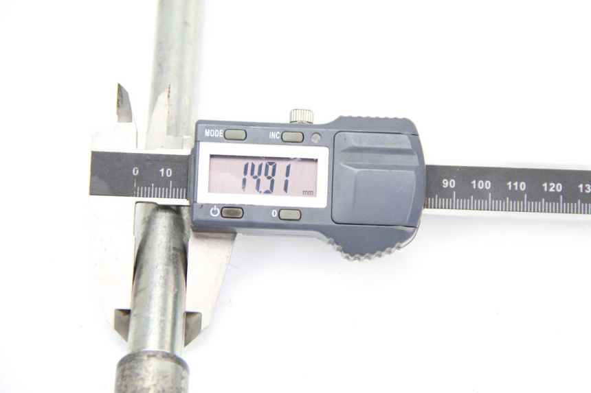 photo de OŚ PRZEDNIEGO KOŁA PIAGGIO X9 125 (2000 - 2003) - Inny kąt widzenia