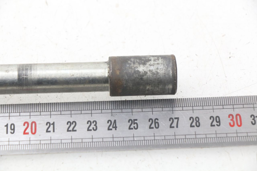 photo de OŚ PRZEDNIEGO KOŁA PIAGGIO X9 125 (2000 - 2003) - Szczegół części