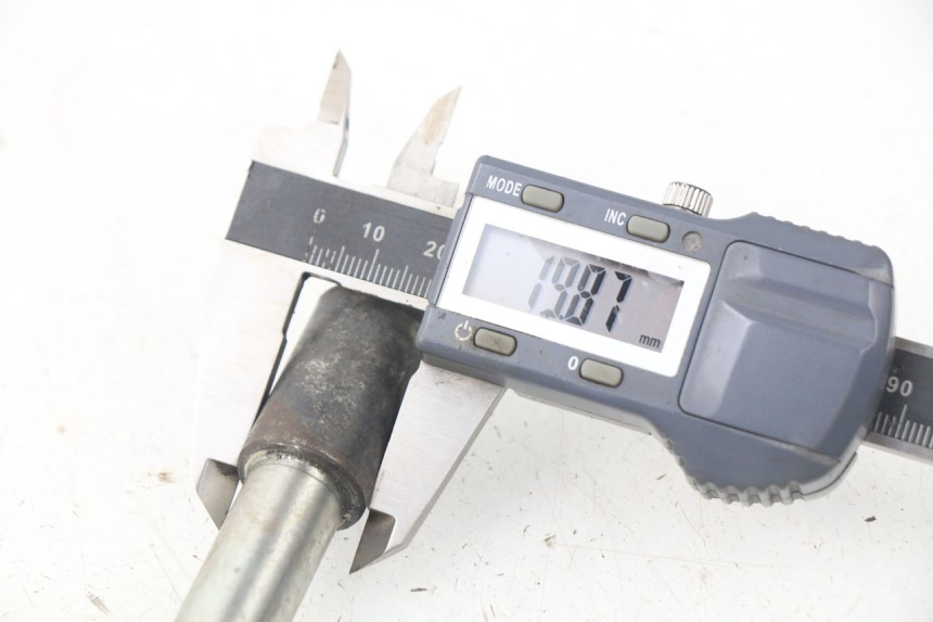 photo de OŚ PRZEDNIEGO KOŁA PIAGGIO X9 125 (2000 - 2003) - Inny kąt widzenia