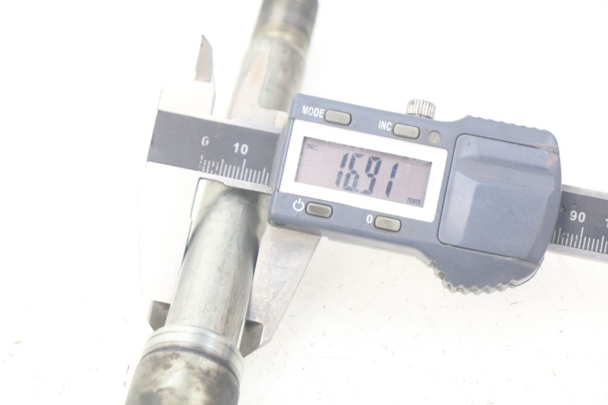 photo de OŚKA KOŁA PRZEDNIEGO SUZUKI XF FREEWIND 650 (1997 - 2003) - Inny kąt widzenia