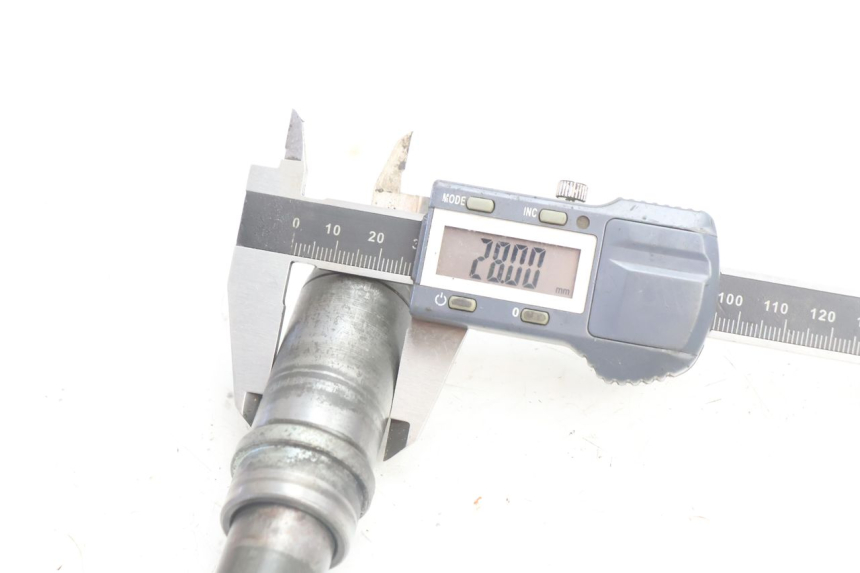 photo de OŚ KOŁA PRZEDNIEGO YAMAHA XJR 1300 (1998 - 2002) - Zbliżenie techniczne