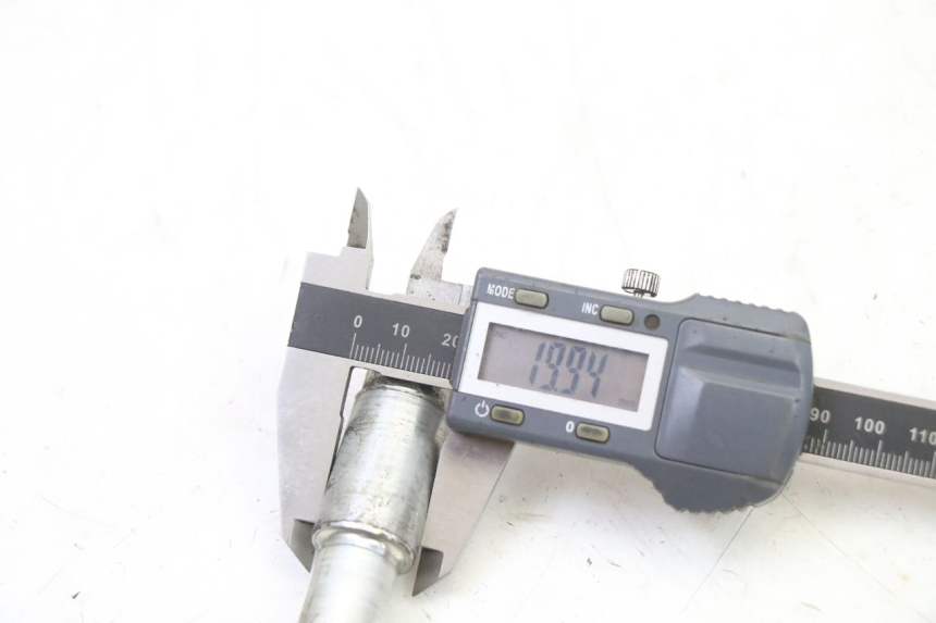 photo de OŚKA KOŁA PRZEDNIEGO HONDA XLV VARADERO 125 (2000 - 2006) - Zbliżenie techniczne