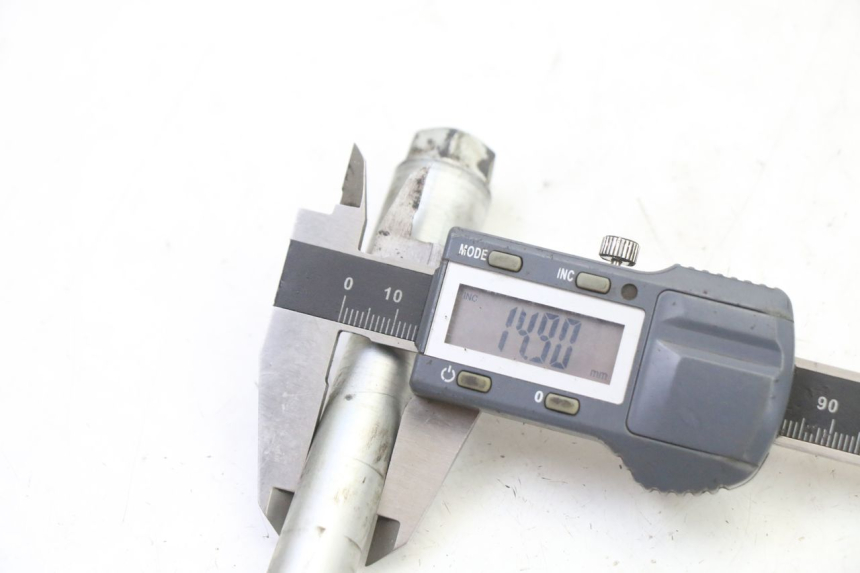 photo de OŚKA KOŁA PRZEDNIEGO HONDA XLV VARADERO 125 (2000 - 2006) - Widok ogólny