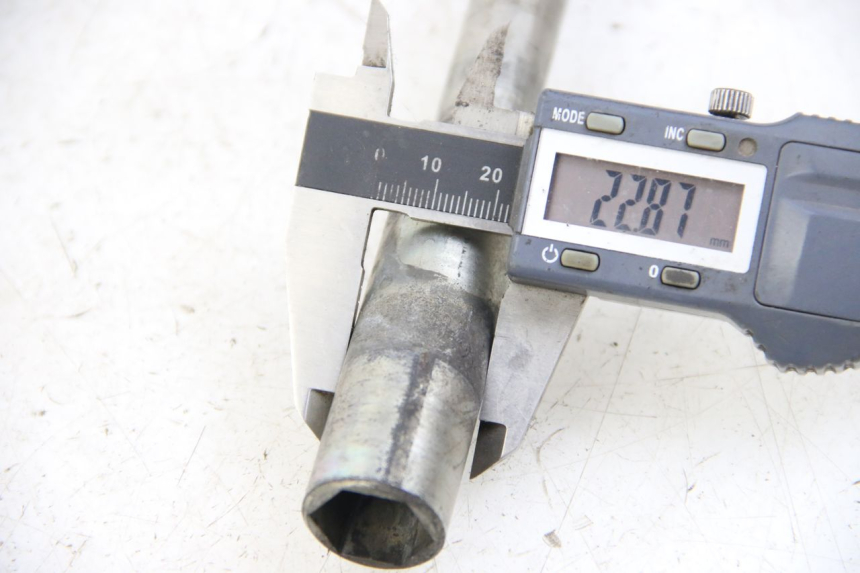 photo de OŚ KOŁA PRZEDNIEGO YAMAHA XP T-MAX TMAX 500 (2004 - 2007) - Inny kąt widzenia