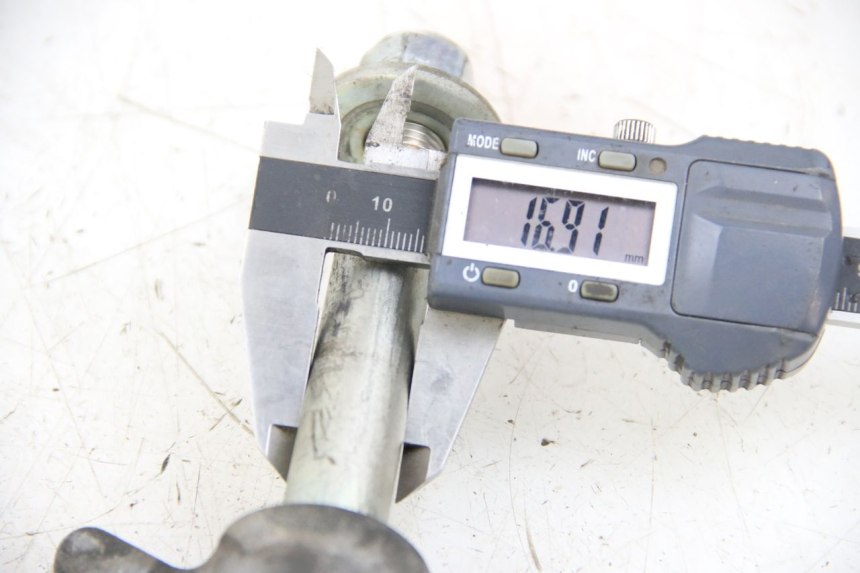 photo de OŚ KOŁA PRZEDNIEGO YAMAHA XP T-MAX TMAX 500 (2004 - 2007) - Zbliżenie techniczne