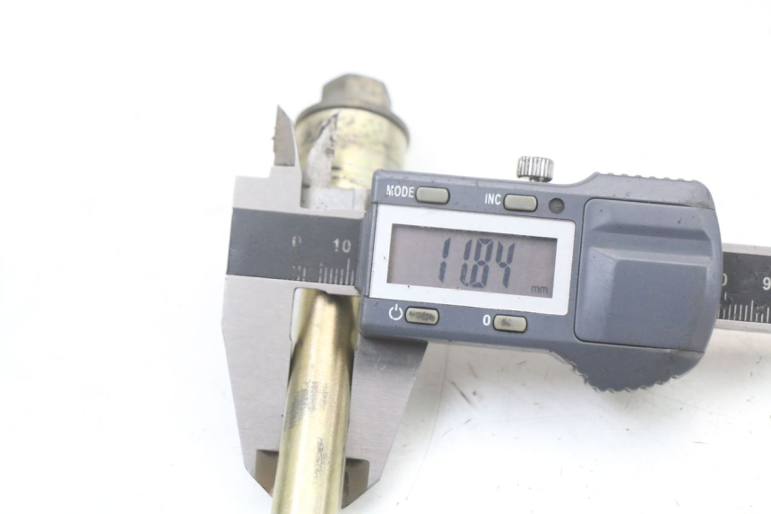 photo de OŚ KOŁA PRZEDNIEGO SYM XS 125 (2007 - 2016) - Inny kąt widzenia