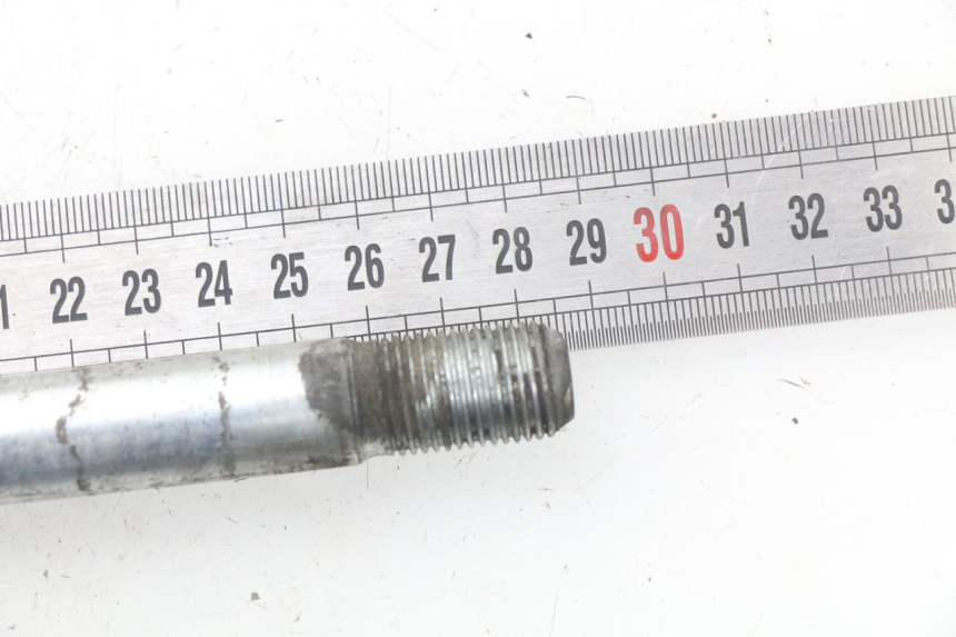 photo de OŚ KOŁA PRZEDNIEGO YAMAHA XVS DRAG STAR DRAGSTAR 650 (1997 - 2007) - Zoom stanu zużycia