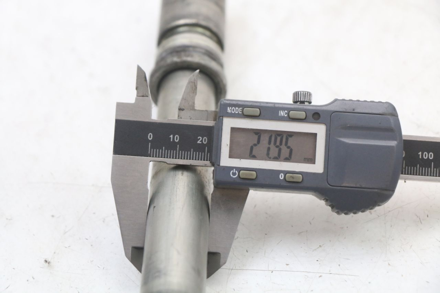 photo de OŚ PRZEDNIEGO KOŁA YAMAHA FJR ABS 1300 (2006 - 2012) - Zbliżenie techniczne