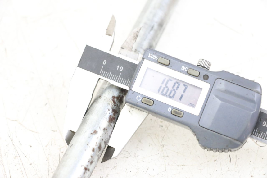 photo de OŚ KOŁA PRZEDNIEGO YAMAHA XVS DRAG STAR DRAGSTAR 650 (1997 - 2007) - Zbliżenie techniczne