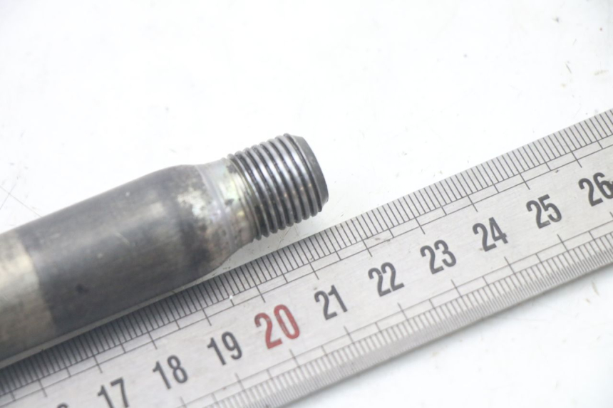 photo de OŚ KOŁA PRZEDNIEGO YAMAHA YZ-F YZF 250 (2007 - 2013) - Inny kąt widzenia