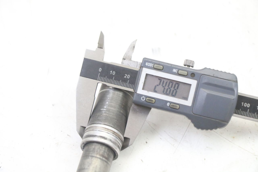 photo de OŚ KOŁA PRZEDNIEGO YAMAHA YZ-F YZF 250 (2007 - 2013) - Zbliżenie techniczne