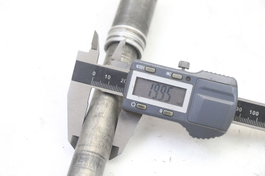 photo de OŚ KOŁA PRZEDNIEGO YAMAHA YZ-F YZF 250 (2007 - 2013) - Widok ogólny