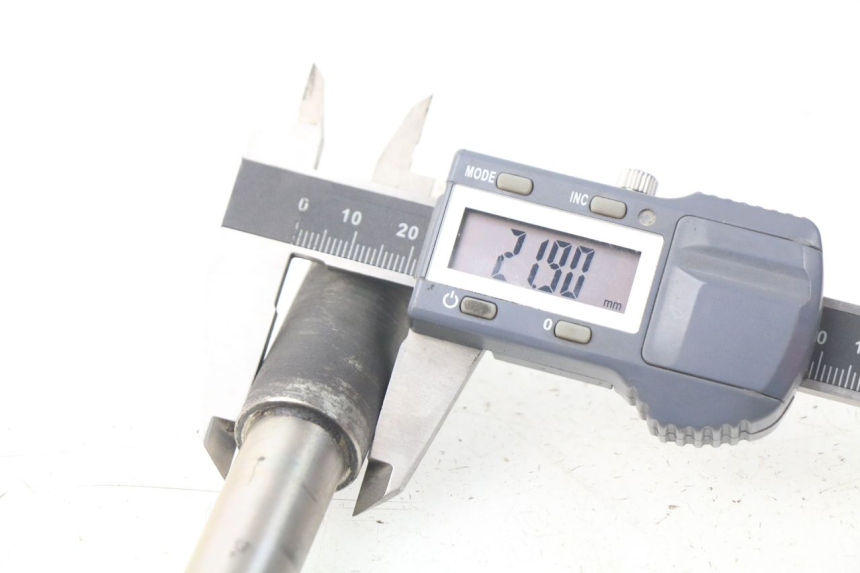 photo de OŚ KOŁA PRZEDNIEGO YAMAHA YP X-MAX XMAX 400 (2014 - 2017) - Inny kąt widzenia