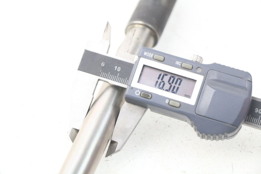 photo de OŚ KOŁA PRZEDNIEGO YAMAHA YP X-MAX XMAX 400 (2014 - 2017) - Zbliżenie techniczne