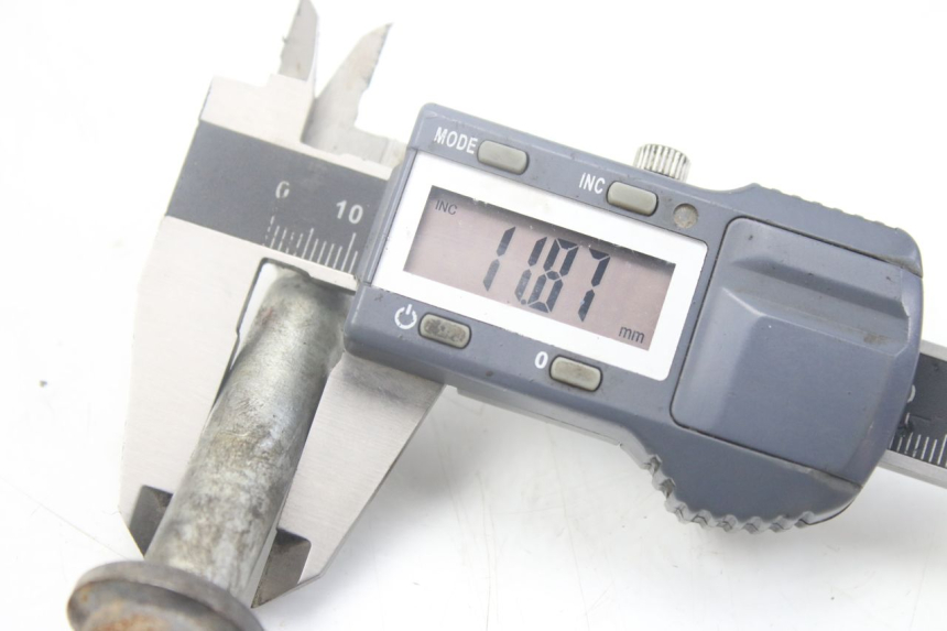 photo de OŚ KOŁA PRZEDNIEGO YAMAHA YZ 80 (1982 - 1983) - Widok ogólny