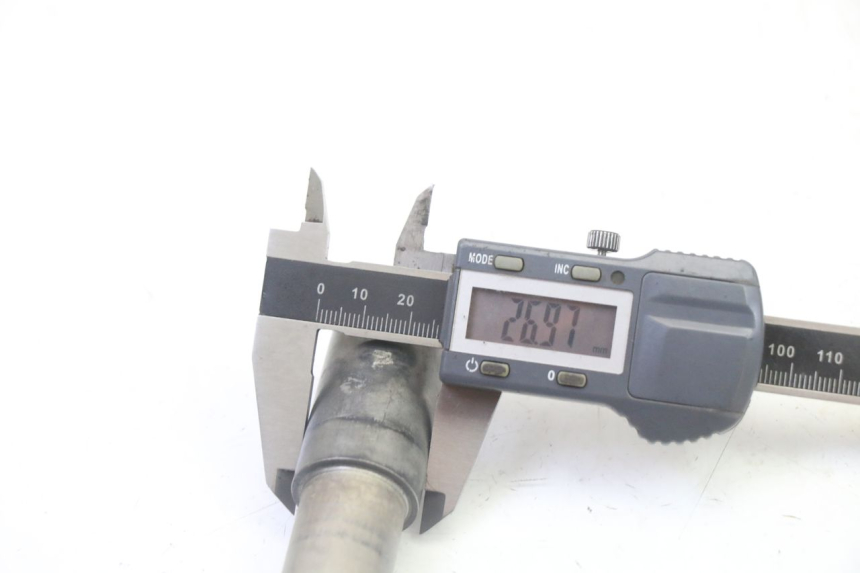 photo de OŚ KOŁA PRZEDNIEGO YAMAHA YZF YZ-F 450 (2014 - 2016) - Zbliżenie techniczne