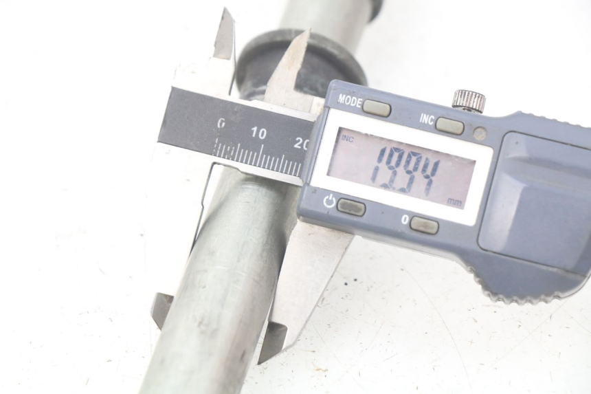 photo de OŚ KOŁA PRZEDNIEGO KAWASAKI Z S 750 (2003 - 2006) - Inny kąt widzenia