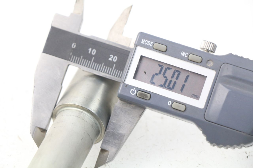 photo de OŚ KOŁA PRZEDNIEGO KAWASAKI Z Z900 900 (2017 - 2019) - Inny kąt widzenia