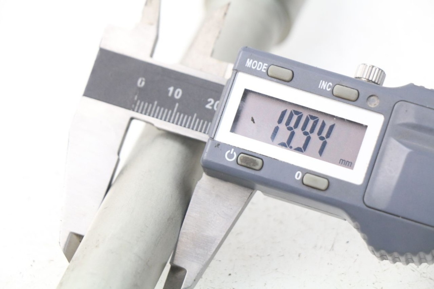 photo de OŚ KOŁA PRZEDNIEGO KAWASAKI Z Z900 900 (2017 - 2019) - Zbliżenie techniczne