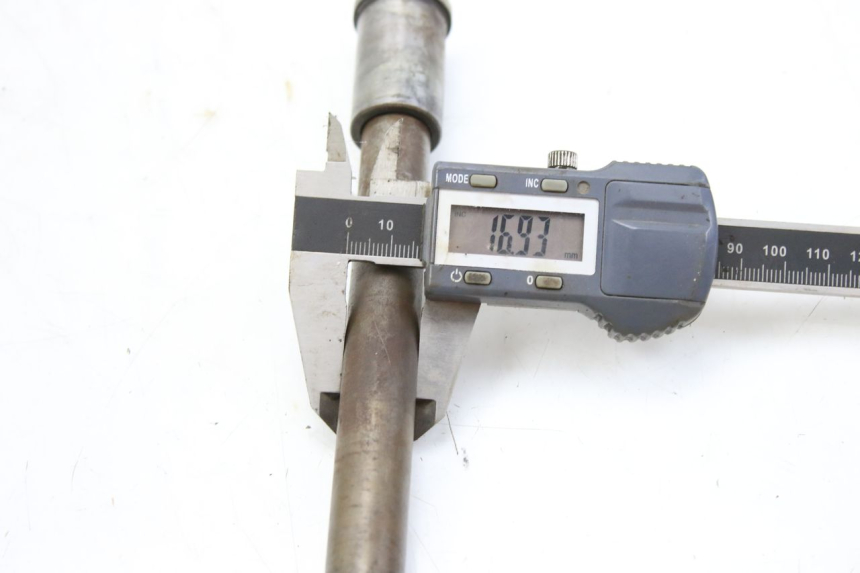 photo de OŚ KOŁA PRZEDNIEGO KAWASAKI ZEPHYR 1100 ( - 1995) - Zbliżenie techniczne