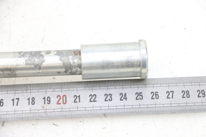 photo de OŚ KOŁA PRZEDNIEGO KAWASAKI ZR 7 750 (1999 - 2004) - Szczegół części