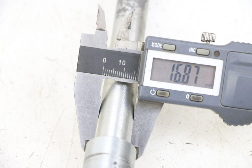 photo de OŚ KOŁA PRZEDNIEGO KAWASAKI ZR 7 750 (1999 - 2004) - Inny kąt widzenia