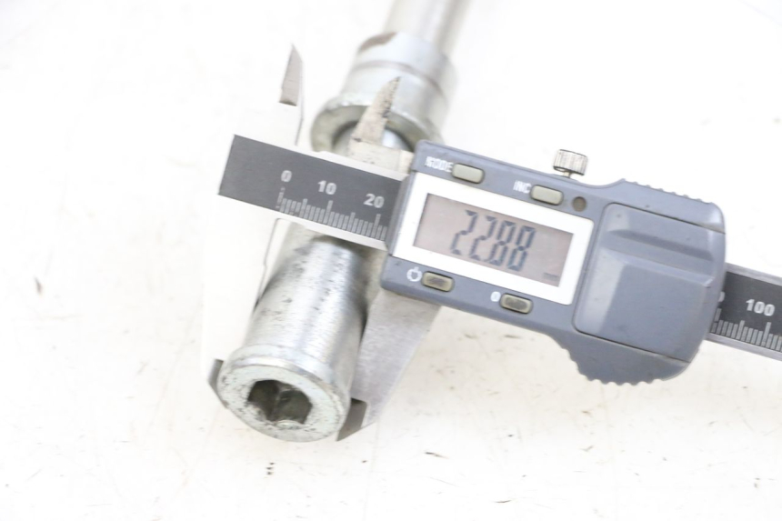 photo de OŚ KOŁA PRZEDNIEGO KAWASAKI ZR 7 750 (1999 - 2004) - Zbliżenie techniczne