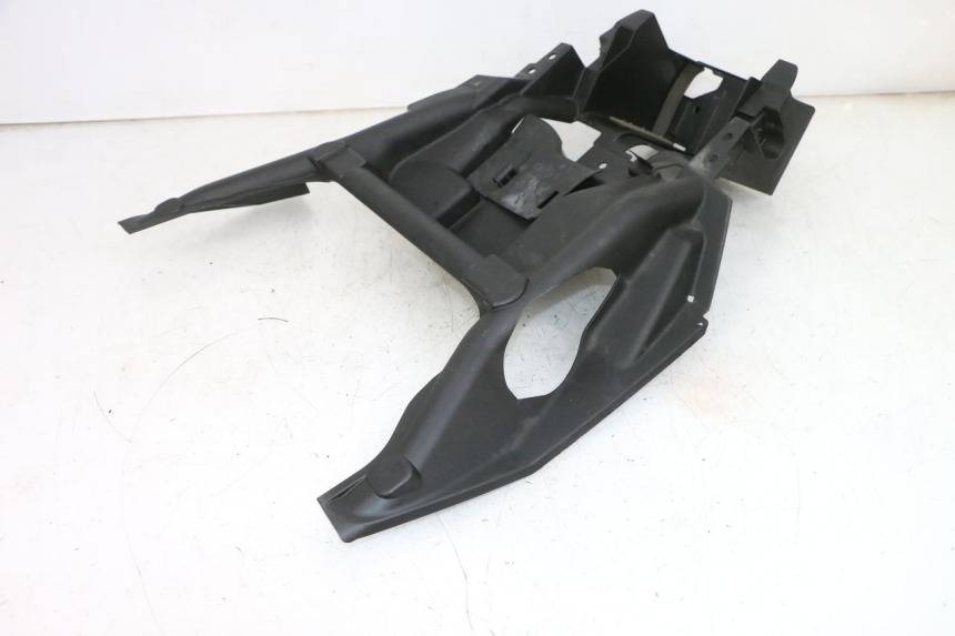 photo de POJEMNIK NA AKUMULATOR SUZUKI BURGMAN 650 (2013 - 2020) - Zbliżenie techniczne