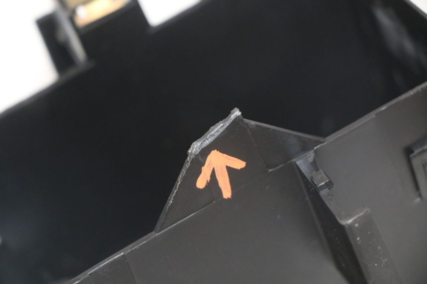 photo de POJEMNIK NA AKUMULATOR PEUGEOT LUDIX 50 (2005 - 2007) - Inny kąt widzenia