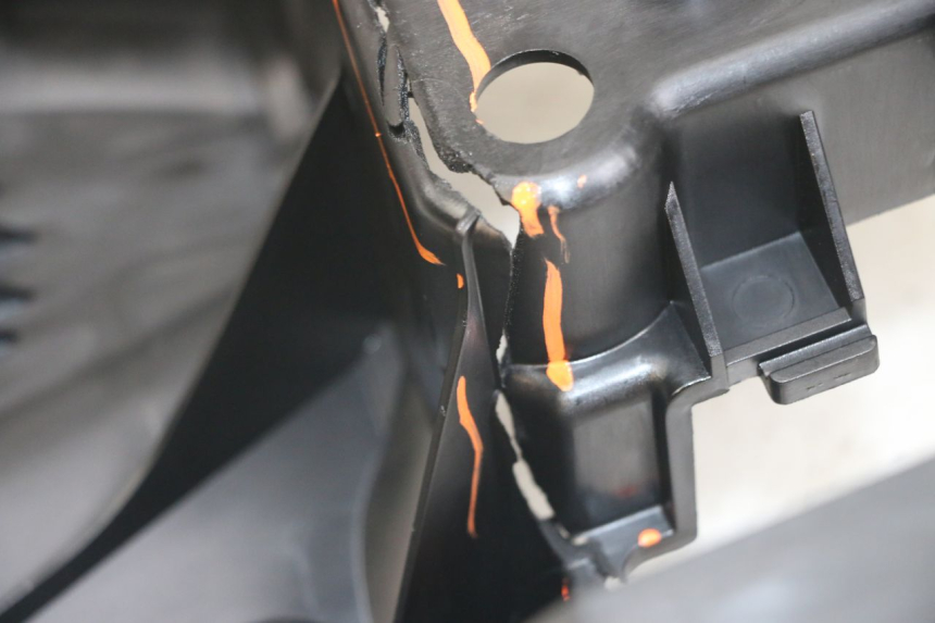 photo de POJEMNIK NA AKUMULATOR YAMAHA XMAX X-MAX ABS 125 (2017 - 2020) - Inny kąt widzenia