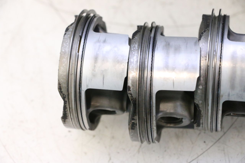 photo de DOLNA CZĘŚĆ SILNIKA YAMAHA YZF R6 600 (2008 - 2009) - Alternatywny kąt