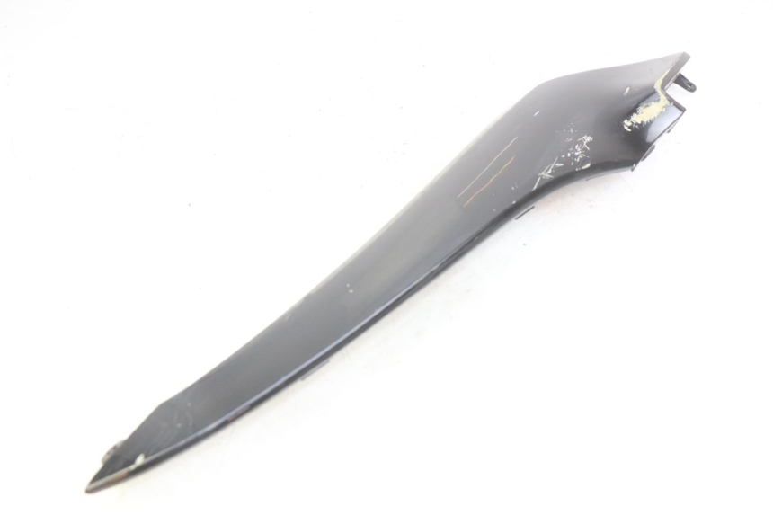 photo de PRAWA TYLNA LISTWA PROGOWA KYMCO AGILITY 16+ 4T 50 (2018 - 2023) - Zbliżenie techniczne