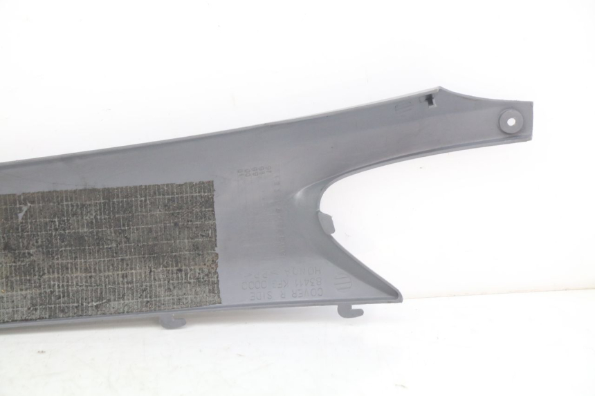 photo de PRAWA TYLNA LISTWA PROGOWA HONDA FES PANTHEON 2T 125 (1998 - 2002) - Szczegół części