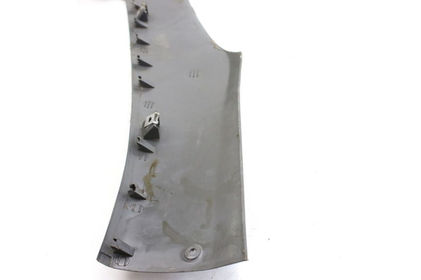 photo de PRAWA TYLNA LISTWA PROGOWA PIAGGIO HEXAGON 2T 125 (1994 - 1998) - Zbliżenie techniczne