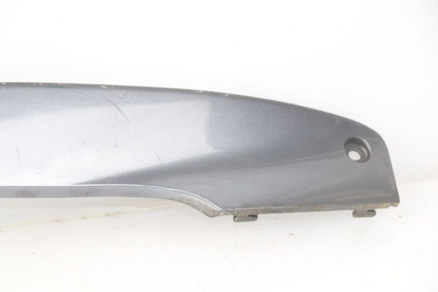 photo de PRAWA TYLNA LISTWA PROGOWA KYMCO LIKE 4T 50 (2009 - 2018) - Zbliżenie komponentów