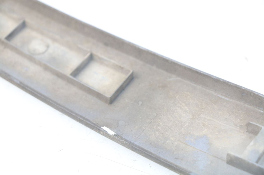 photo de PRAWA TYLNA LISTWA PROGOWA KYMCO LIKE 4T 50 (2009 - 2018) - Inny kąt widzenia