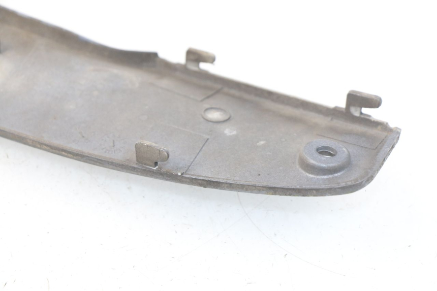 photo de PRAWA TYLNA LISTWA PROGOWA KYMCO LIKE 4T 50 (2009 - 2018) - Zbliżenie techniczne