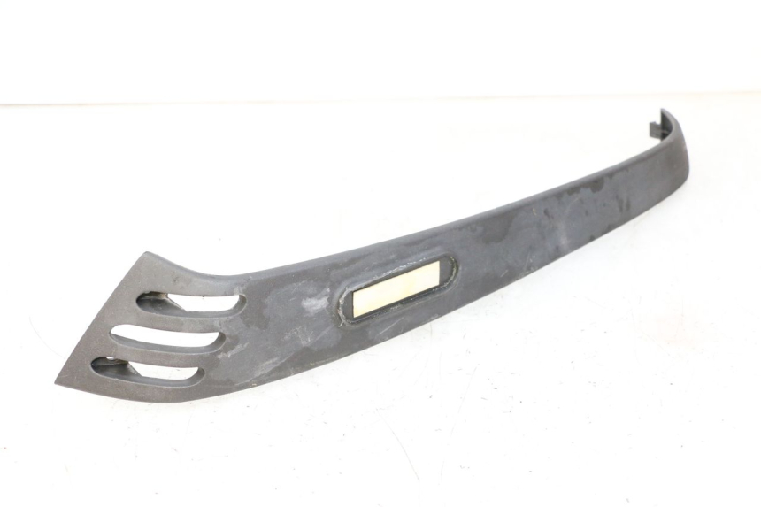 photo de PRAWA TYLNA LISTWA PROGOWA PIAGGIO LXV 4T 50 (2009 - 2013) - Zbliżenie techniczne