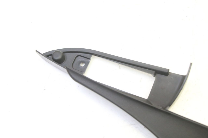 photo de PRAWA TYLNA LISTWA PROGOWA PIAGGIO MP3 HPE 310 (2024 - 2025) - Szczegół części