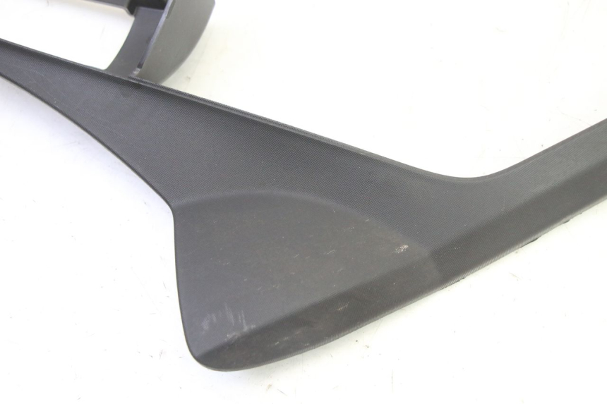 photo de PRAWA TYLNA LISTWA PROGOWA PIAGGIO MP3 HPE 310 (2024 - 2025) - Zoom stanu zużycia