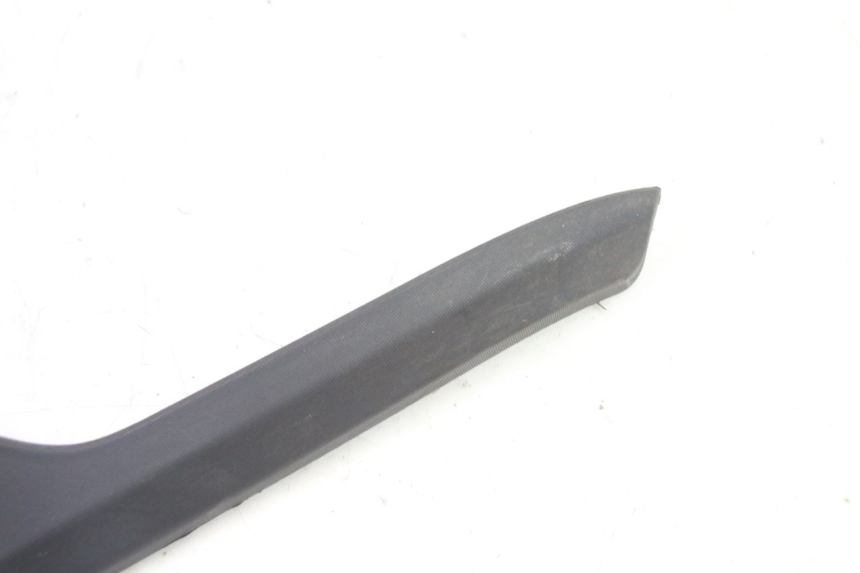 photo de PRAWA TYLNA LISTWA PROGOWA PIAGGIO MP3 HPE 310 (2024 - 2025) - Inny kąt widzenia