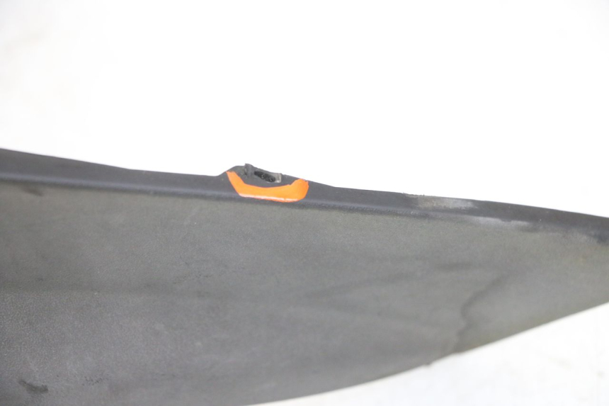 photo de PRAWA TYLNA LISTWA PROGOWA PIAGGIO MP3 LT 300 (2010 - 2016) - Zoom stanu zużycia