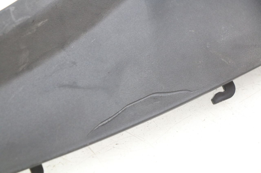 photo de PRAWA TYLNA LISTWA PROGOWA PIAGGIO MP3 500 (2011 - 2015) - Zbliżenie techniczne