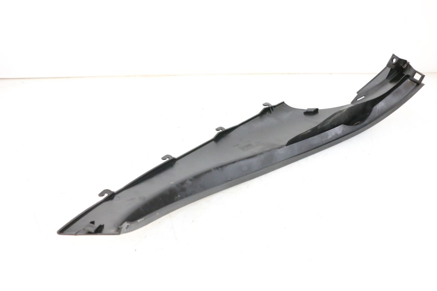 photo de PRAWA TYLNA LISTWA PROGOWA PIAGGIO MP3 500 (2011 - 2015) - Szczegół części